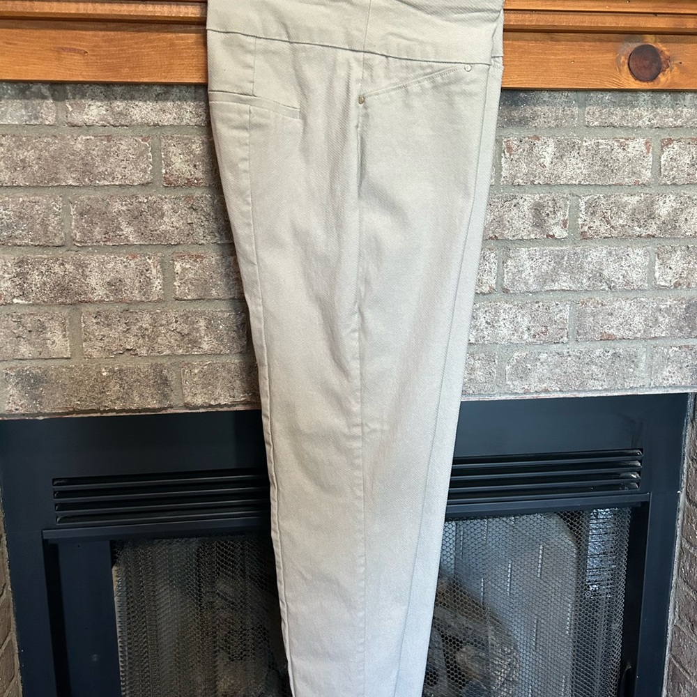 Calvin Klein Women's Skinny Jeans in Light Cream